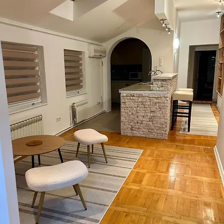 The Warmth Of A With A Fireplace In The Very Center Of Apartmán *